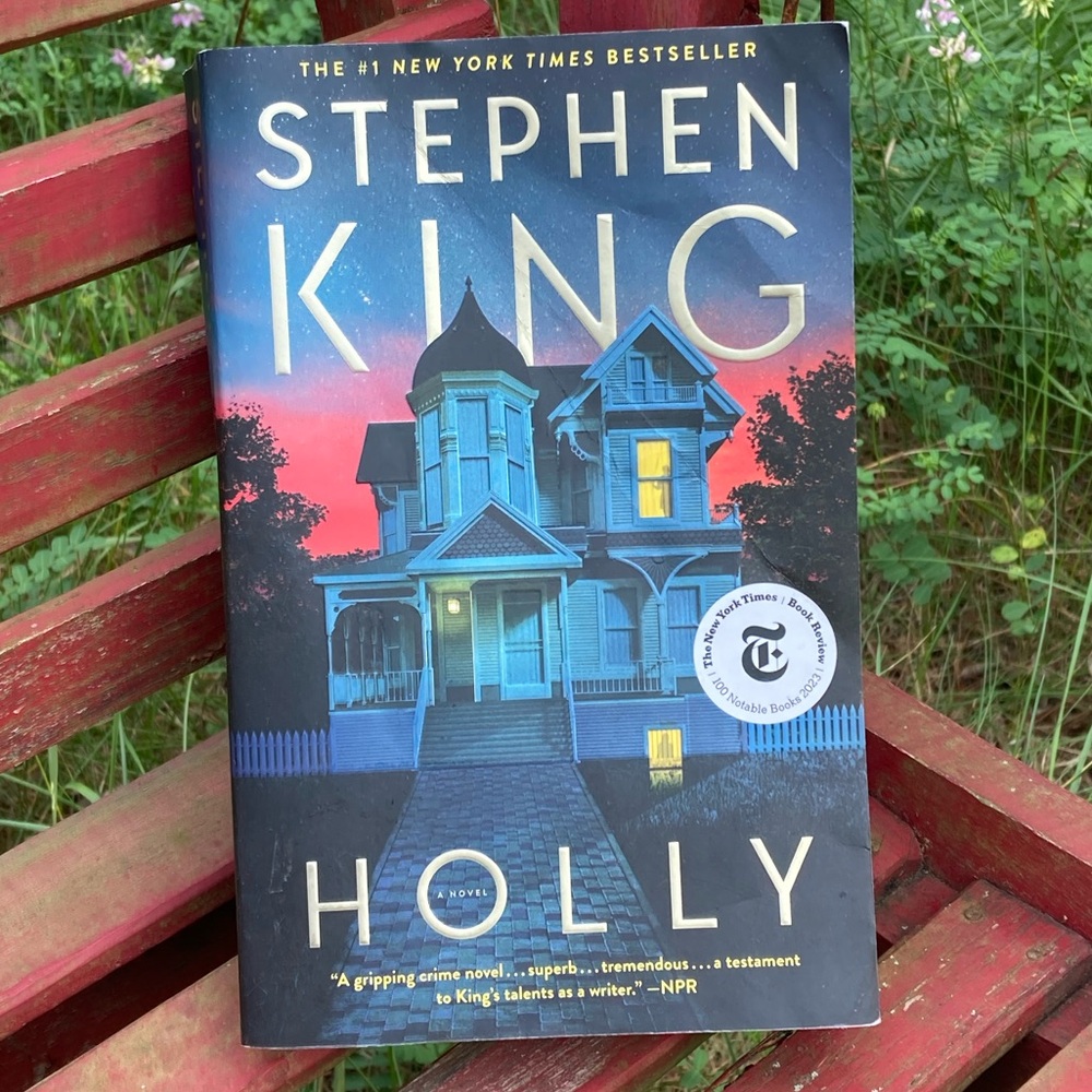 STEPHEN KING Book HOLLY A NOVEL 2023 Fiction Best Seller Crime Novel Paperback